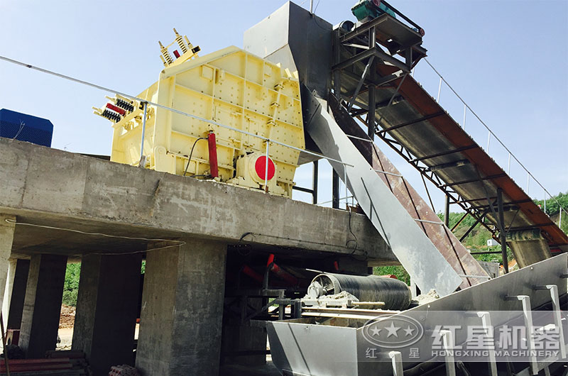 反擊式破碎機(jī)作業(yè)現(xiàn)場(chǎng) 反擊式破碎機(jī)作業(yè)現(xiàn)場(chǎng)