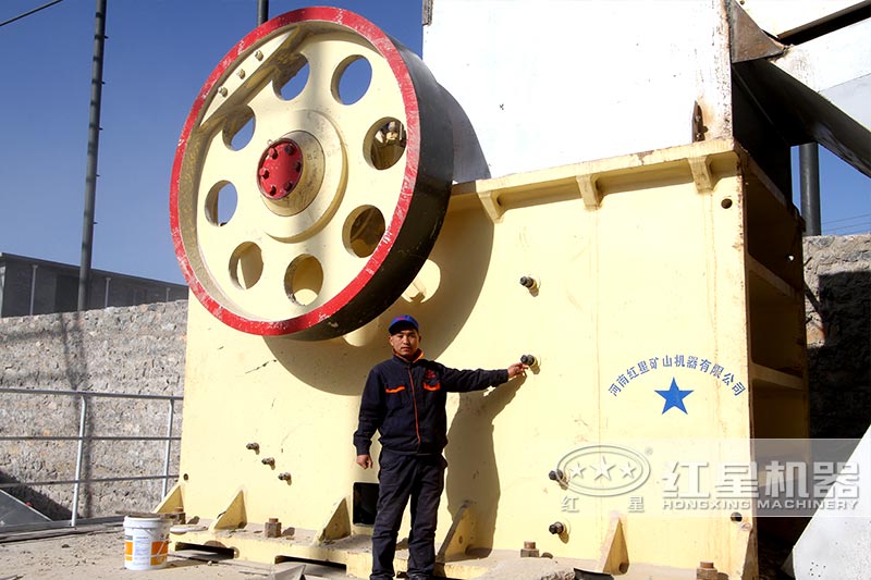 912顎式破碎機在現(xiàn)場 912顎式破碎機在現(xiàn)場