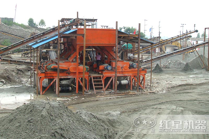 對輥制砂機(jī)作業(yè)現(xiàn)場實(shí)拍 對輥制砂機(jī)作業(yè)現(xiàn)場實(shí)拍